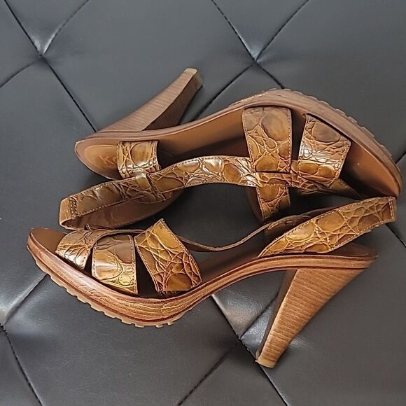 Micheal Kors Brown Alligator Print Leather/Wooded sandals. - Picture 7 of 13